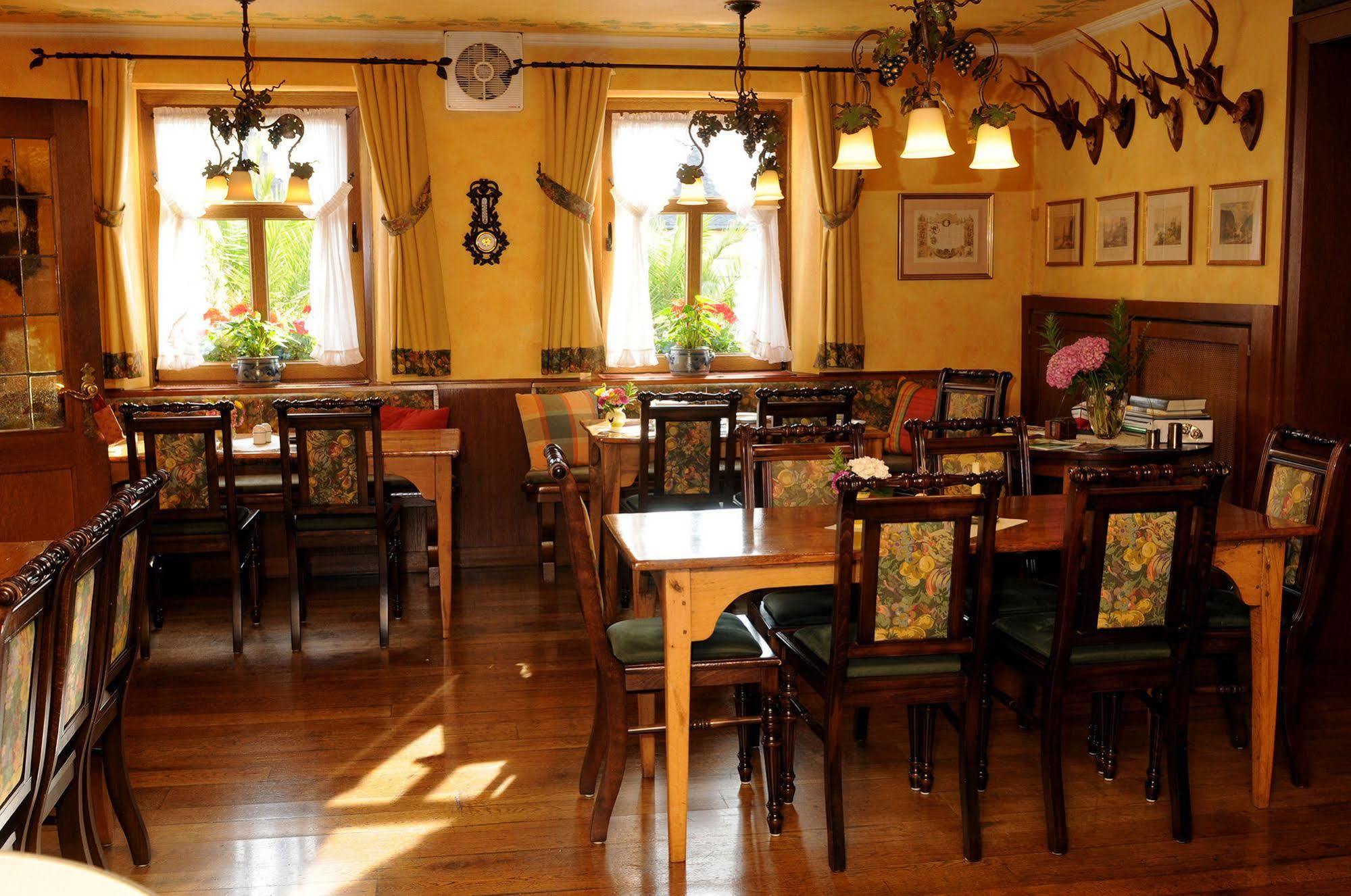 Gasthaus Weingut Stahl Обервезель Экстерьер фото